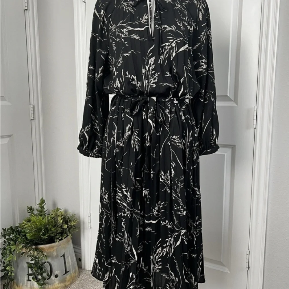 SOLD H&M Women’s Black White Floral Pleated 3/4 Sleeve Tie Waist Midi Dress - Picture 2 of 9